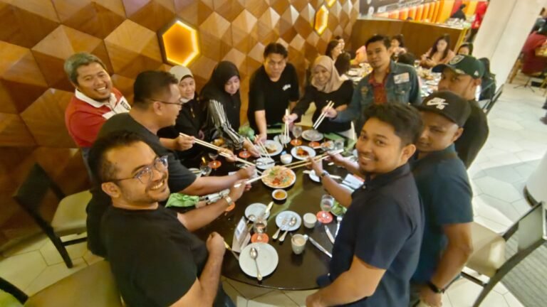 Yee sang bersama agent, manager dan admin.